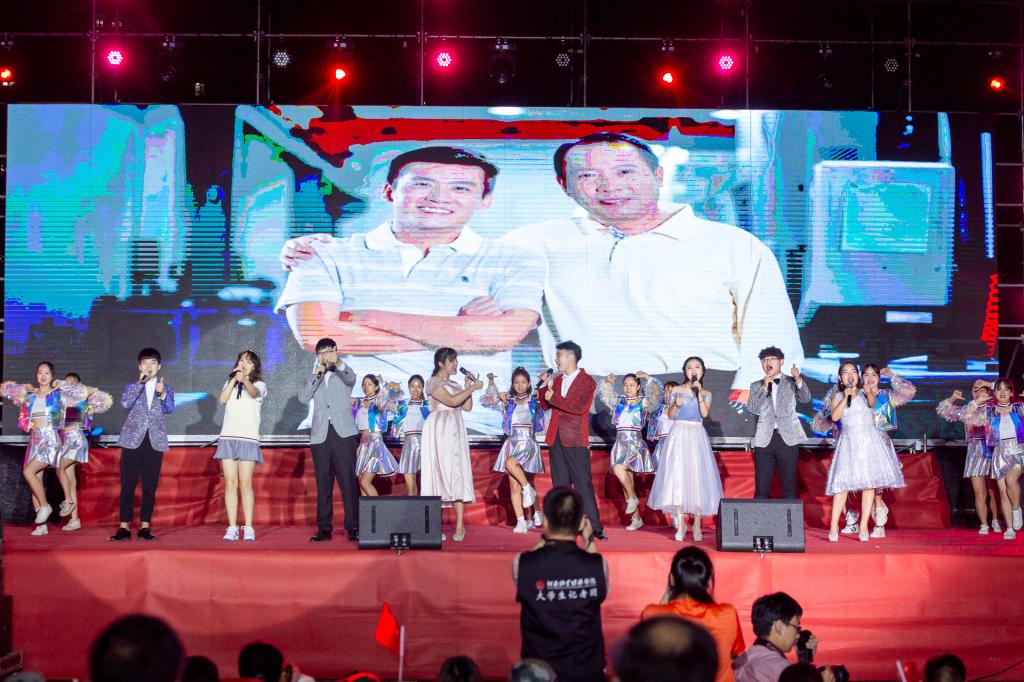 《校园之歌》