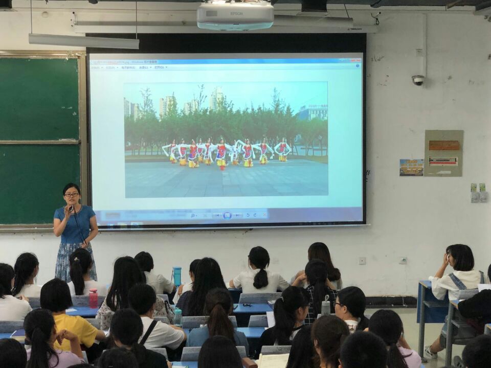 共赏民族歌舞