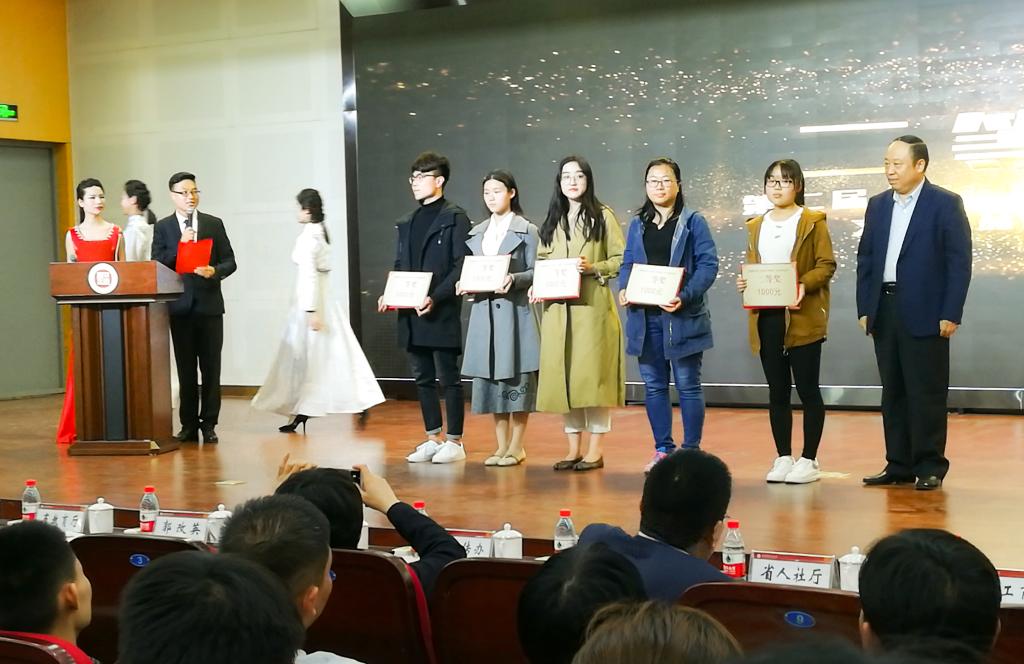 万象城官网龚徐慧同学获得书法类作品二等奖(左二)
