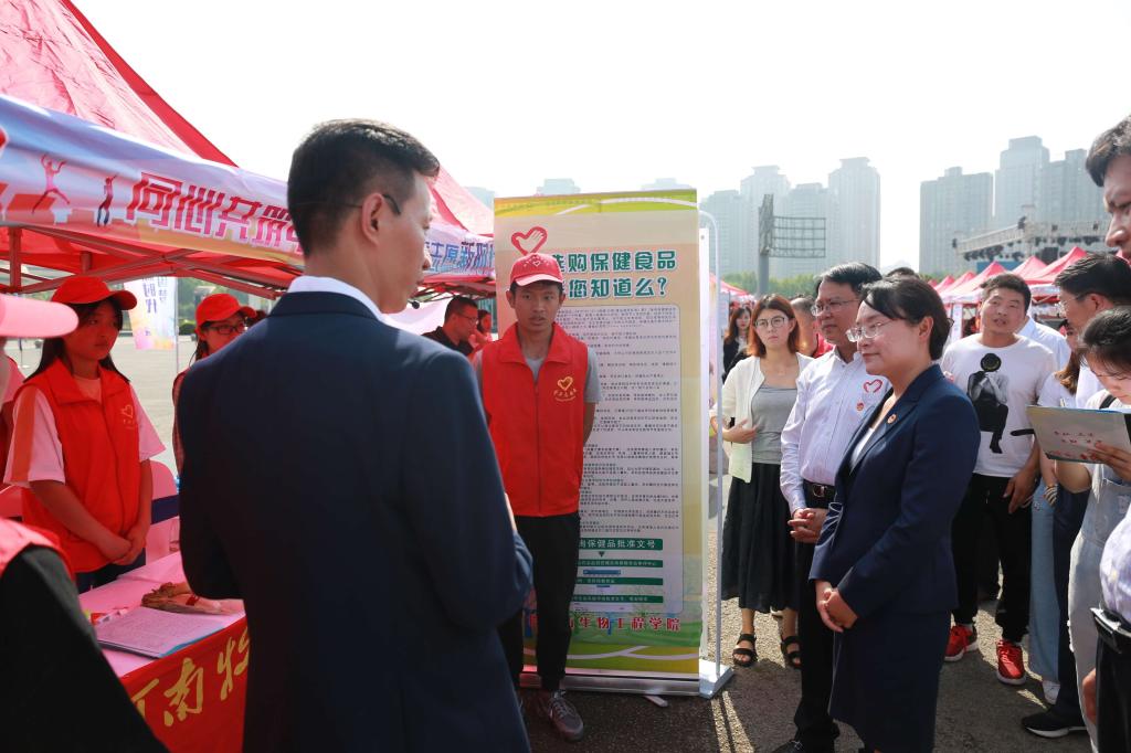 省青联副主席张楠向团省委书记王艺介绍万象城官网“食品安全进社区”项目