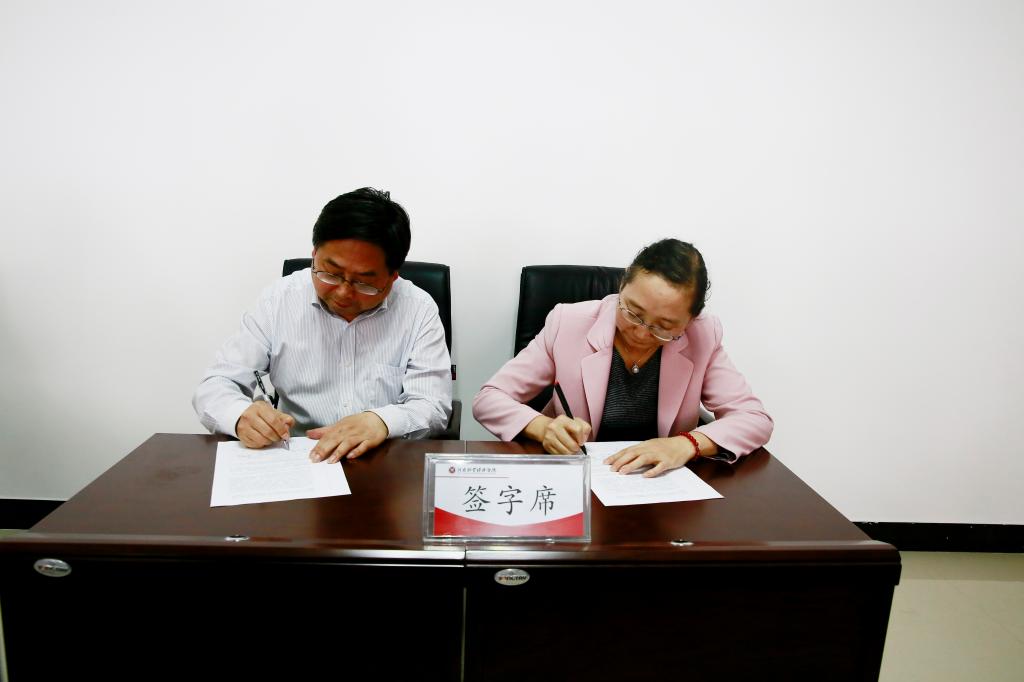 校长罗士喜与学院代表签订《万象城娱乐awc线路争创省级文明校园工作目标责任书》