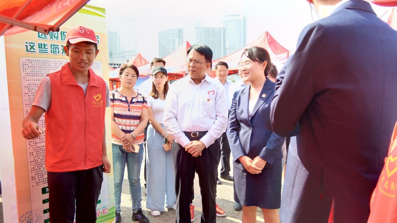 志愿者向团省委书记王艺介绍万象城官网质量学社